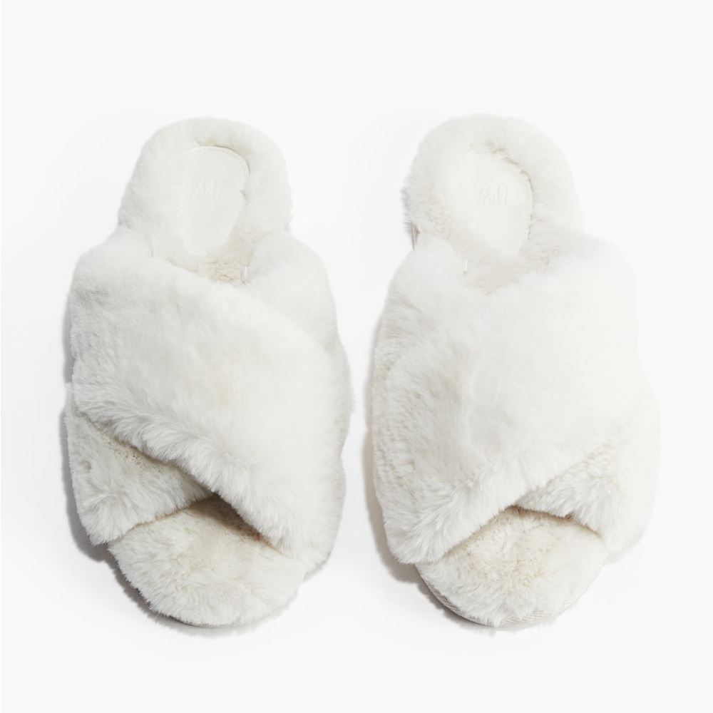 🐇H&M White Fluffy Slippers Size 8 NWT🐇